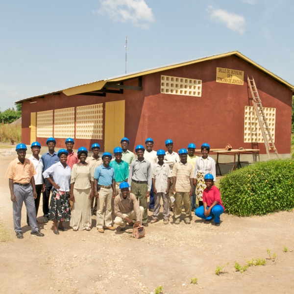 Voluntarios construyendo un Salón del Reino en Togo