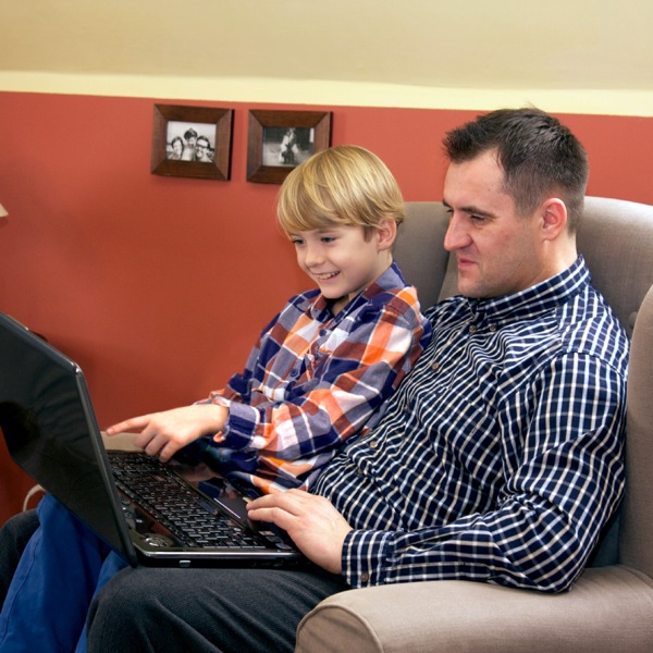 Una familia usando una computadora
