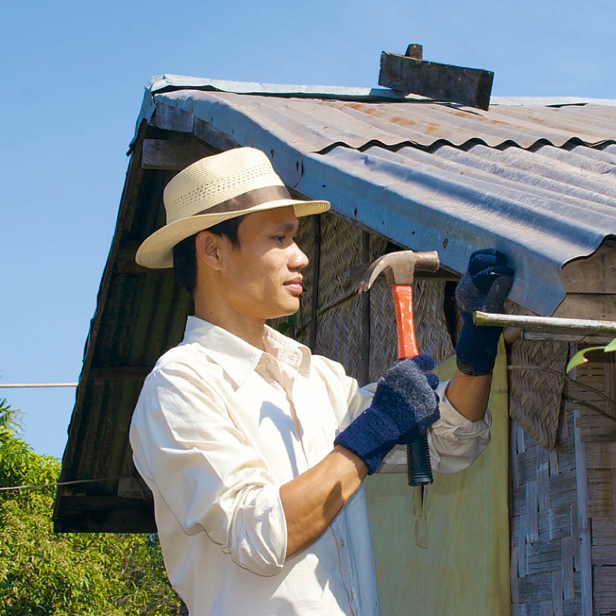 Un hombre construye una casa