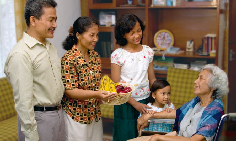 Una familia le lleva comida a una anciana