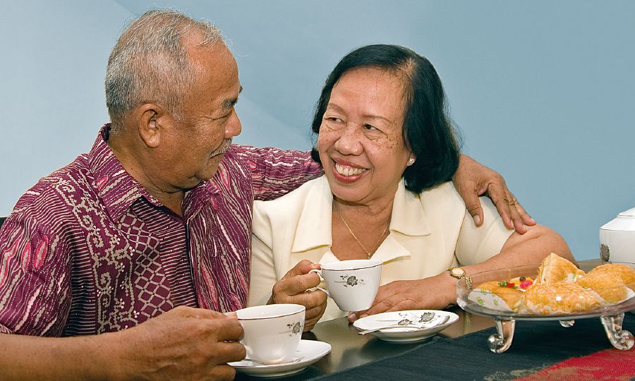 Dumas y Sumiatun tomando juntos el té