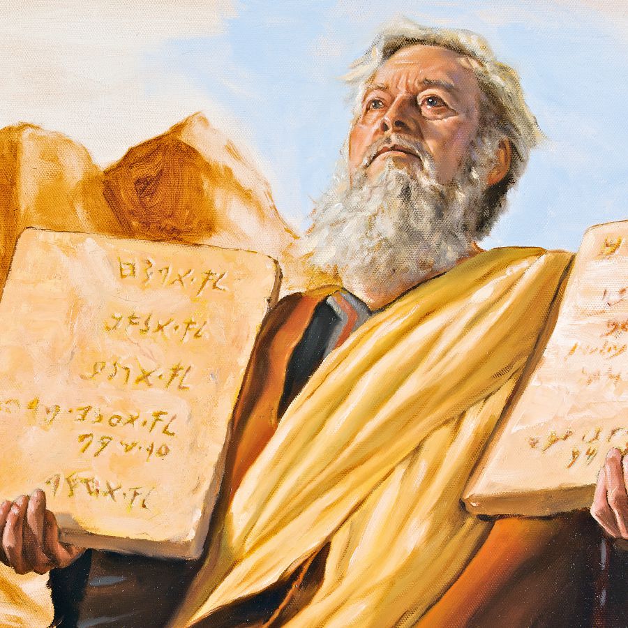 Moisés sosteniendo las tablas de piedra con los Diez Mandamientos
