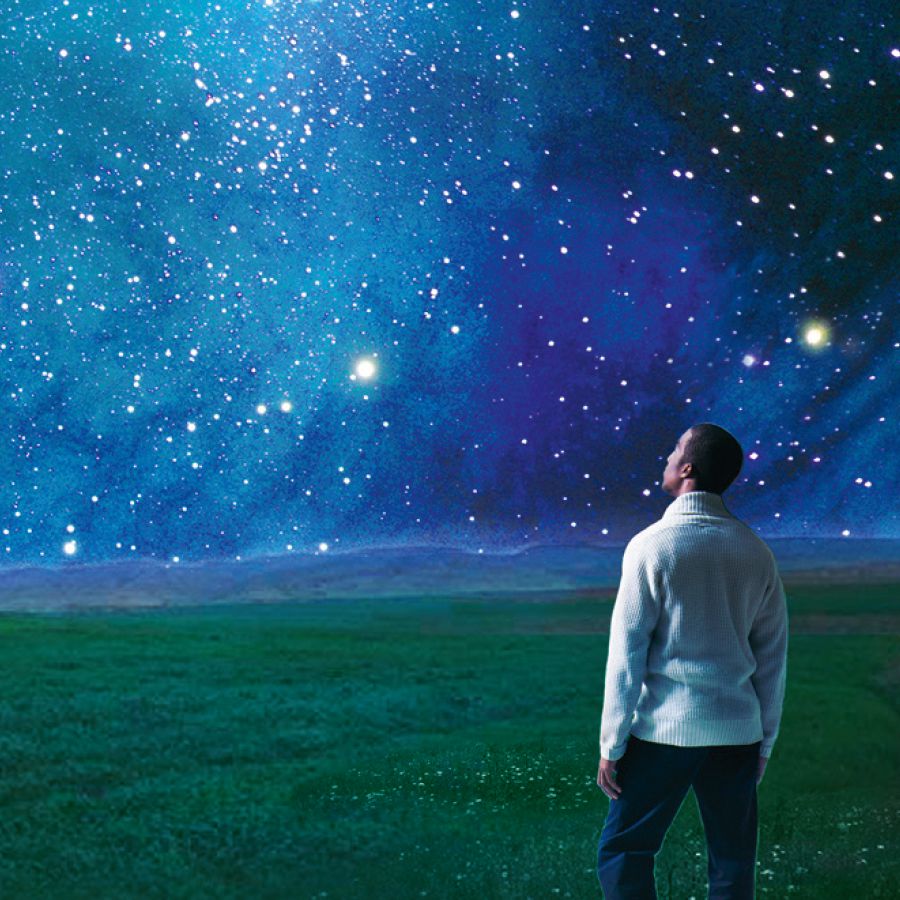 Un hombre contemplando los cielos estrellados