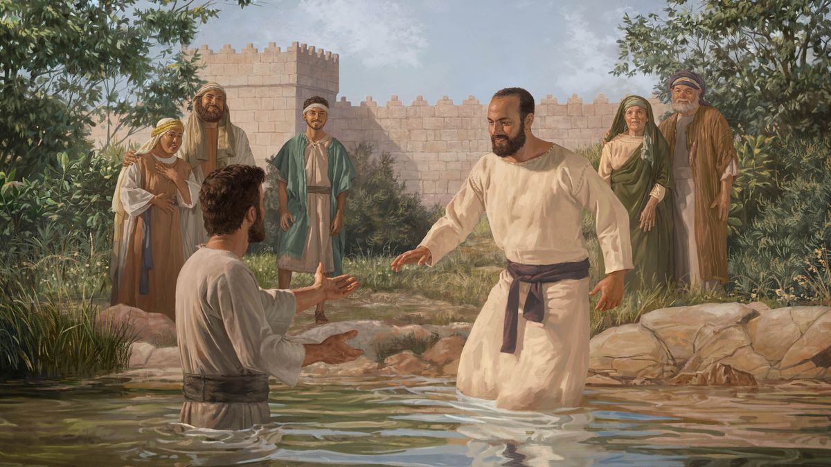 Saulo entrando en el agua para bautizarse. Unas cuantas personas lo observan sonrientes.