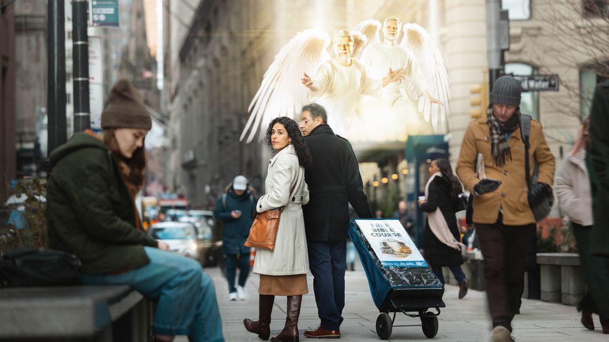 Un matrimonio va por la calle con un carrito de predicación. Unos ángeles están por encima de ellos y hacen que la hermana se fije en una joven que está sentada en un banco y tiene la cara triste.