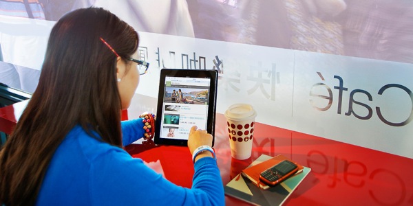 A young woman visiting jw.org