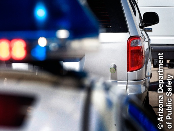Wanpela liklik GPS masin i stap long wanpela kar