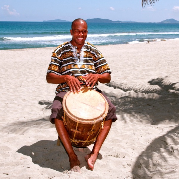 Wanpela man Garifuna i pilaim dram em ol i wokim long diwai
