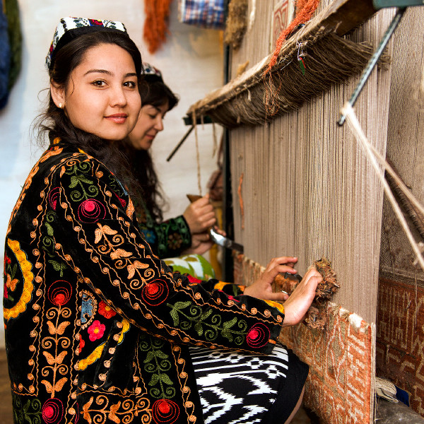 Tupela meri Usbekistan i wokim ol kapet long silk