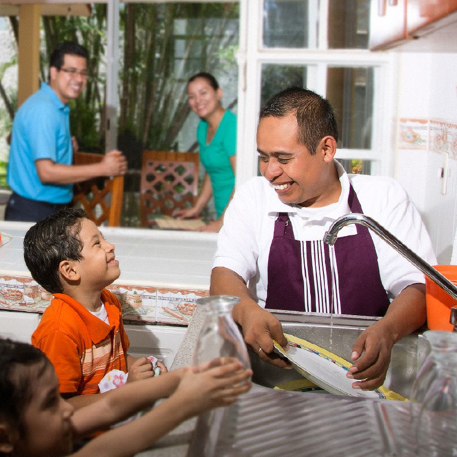 Josué i wasim plet na em i amamas long bung wantaim wanpela famili
