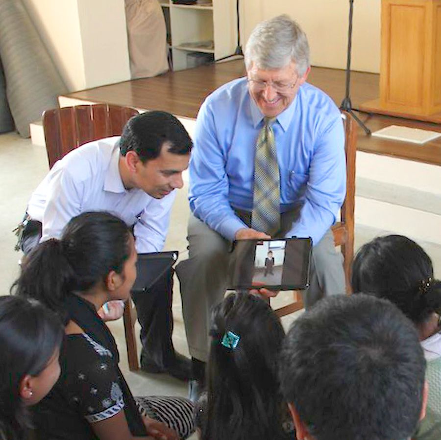 Gary Breaux long wol hetkota bilong ol Witnes Bilong Jehova i visitim ol bratasista i kisim bagarap long guria long Nepal