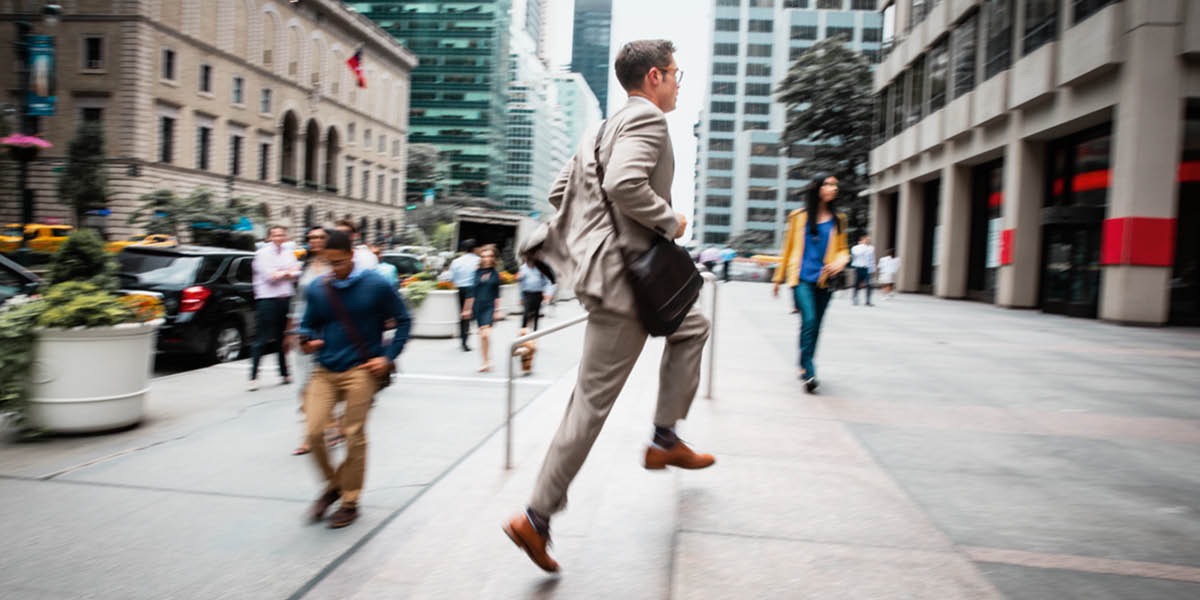 Bisnisman long siti i ran i go antap long step bilong go long wanpela ofis.