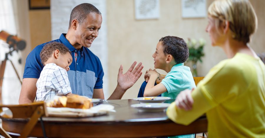 Wanpela papa i toktok long meri pikinini bilong em