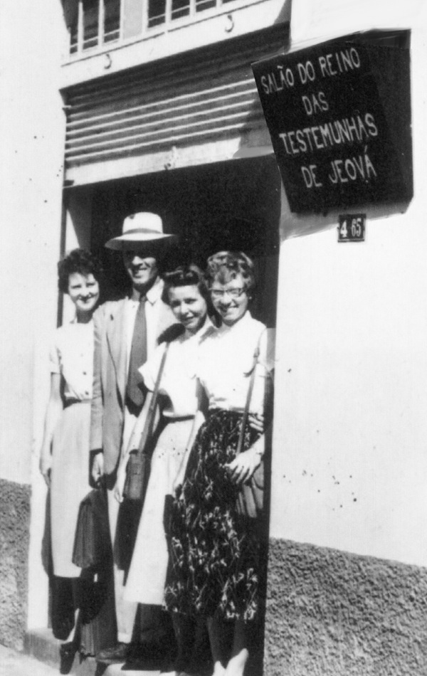 Sampela Witnes Bilong Jehova i sanap fran long Haus Kingdom long Bauru long 1955