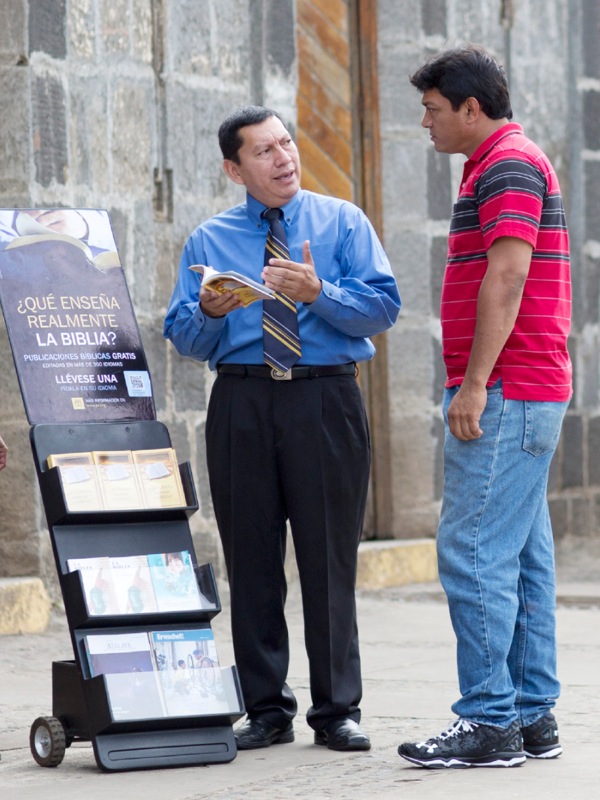 Wanpela Witnes Bilong Jehova i mekim wok autim tok na em i yusim self bilong putim ol litresa