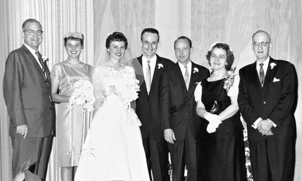 Robert na Lorraine Wallen wantaim famili na ol pren long weding de bilong tupela