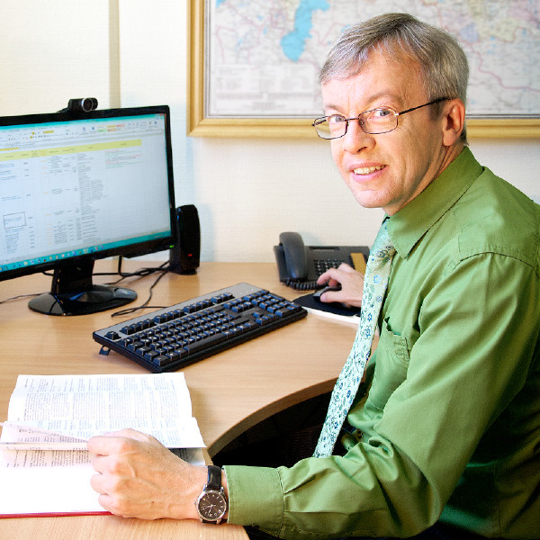 Matthew i mekim wok long brens ofis