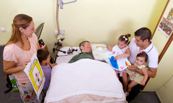 Wanpela famili i visitim Félix Alarcón, na ol pikinini i soim em sampela piksa