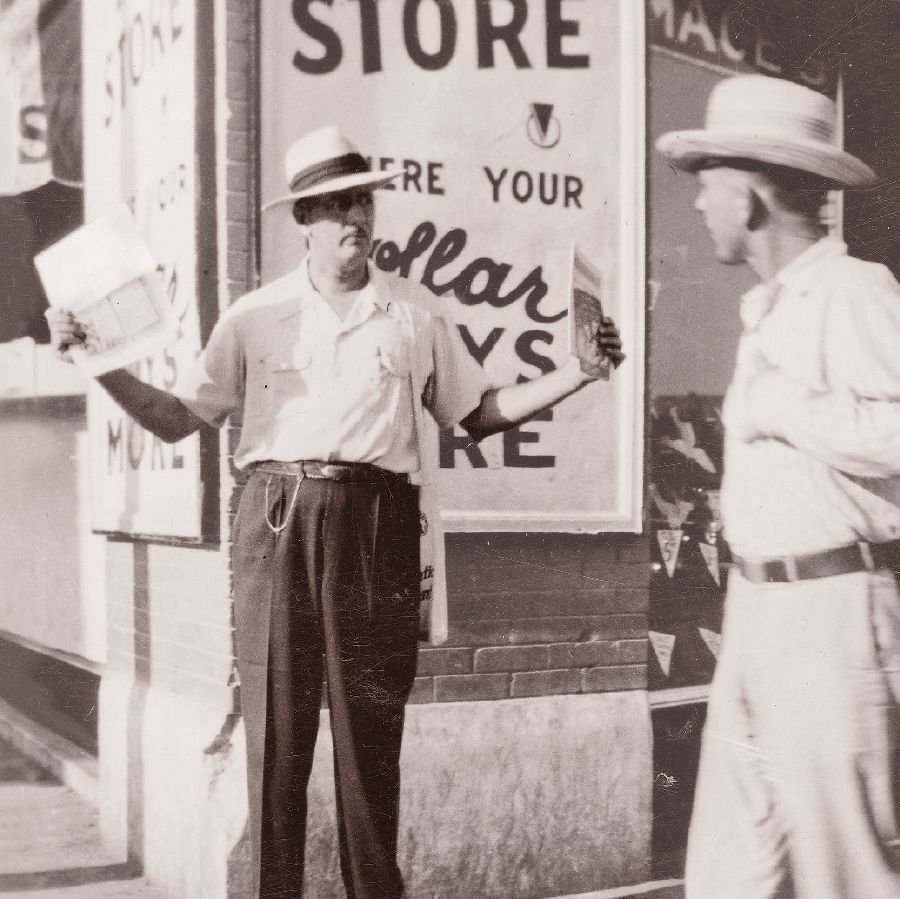 Papa bilong Thomas McLain i sanap long kona bilong strit na tilim ol magasin