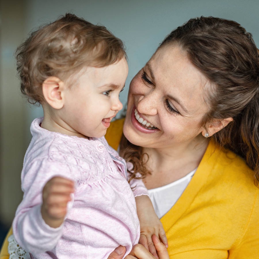 Mama i holim bebi bilong em