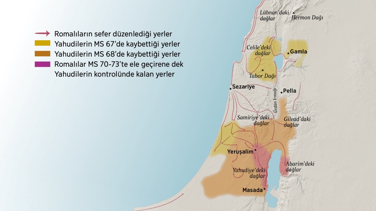 Birinci yüzyıldaki İsrail’de bazı dağları ve şehirleri gösteren bir harita. Yeruşalim’in kuzeyinde Lübnan, Celile, Samiriye ve Gilead’daki dağlar, ayrıca Hermon Dağı ve Tabor Dağı bulunuyor. Yeruşalim’in kuzeyinde bulunan Gamla, Sezariye ve Pella şehri. Yeruşalim’in güneyinde Yahudiye ve Abarim’deki dağlar, ayrıca Masada şehri yer alıyor. Harita ayrıca Romalıların sefer düzenlediği yerleri ve MS 67-73 yıllarında Yahudilerin kaybettiği yerleri gösteriyor.