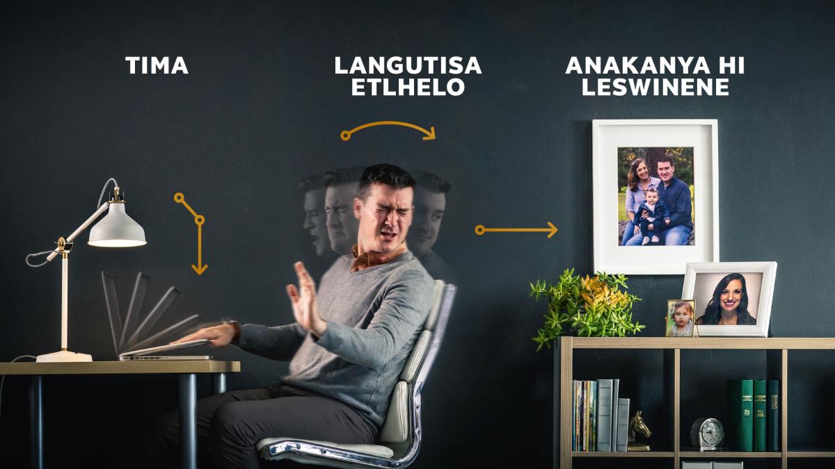 Makwerhu u tima khompyuta yakwe, u languta etlhelo kutani a languta swifaniso swa nsati wakwe ni n’wana