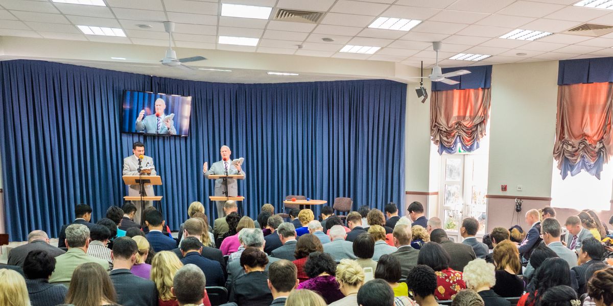 Stephen Lett xirho xa Huvo leyi Fumaka a ri karhi a nyikela nkulumo yo nyiketela rhavi ra le Kyrgyzstan