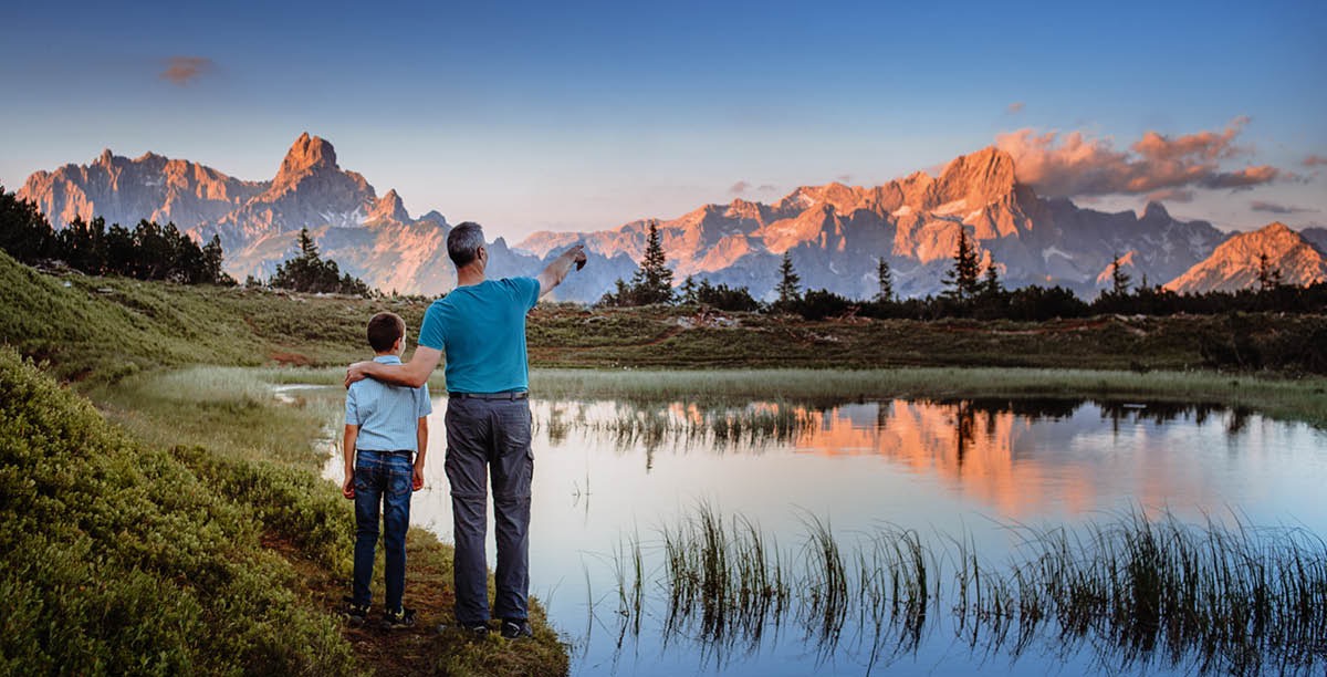 Omusaija n’omutabani nibarora ebihangwa bya Yahwe