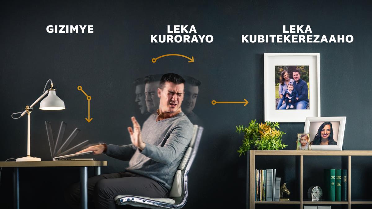 Ow’oruganda aihaho kompyuta ye, arora ha rubaju, kandi atandika kurora ebisisani bya mukazi we n’omwana