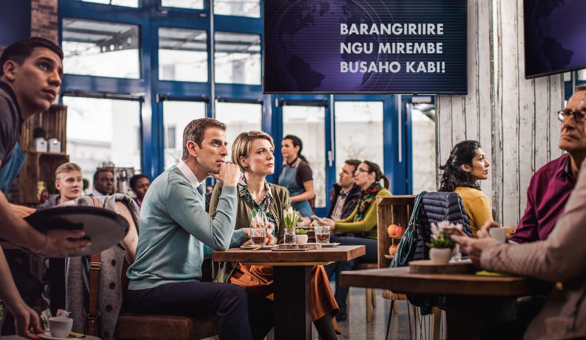 Abantu omu hoteeri bakwasirweho muno amakuru agali ha tivi agarukukwata ha kurangirra okurukugamba ngu “mirembe, busaho kabi,” baitu ow’oruganda na mukazi tibabihwabihwa