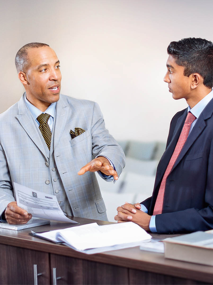 Omugurusi w’ekitebe n’atendeka ow’oruganda omuto kukora omulimo ogw’ekitebe.