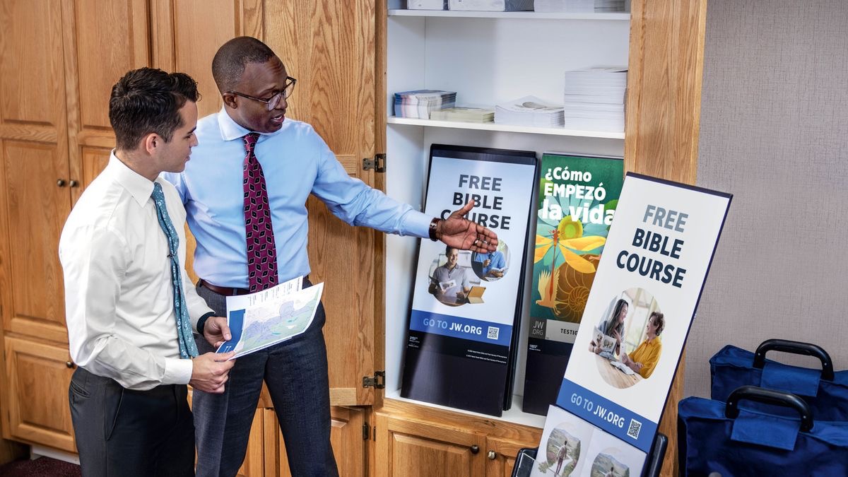 Omugurusi w’ekitebe nayoleka ow’oruganda nambere barukwahura obugaali bw’okutebeza.