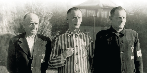 Ŵabali ŵatatu ŵavwara yunifomu ya ku jele la Nazi ku Germany ndipo mbakukondwa apo ŵakuzizipizga nthambuzgo.