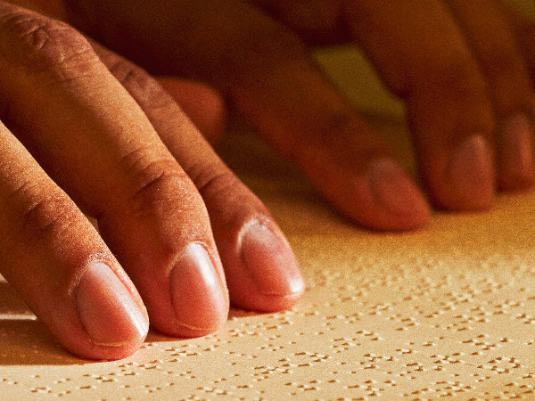 Munthu wakuŵazga Gongwe la Mulinda mu vilembo vya Braille