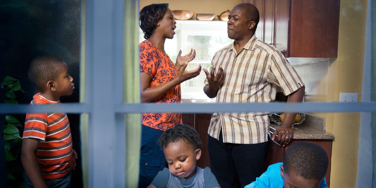 Munyamata wakulaŵiska waka apo ŵapapi ŵake ŵakwambana