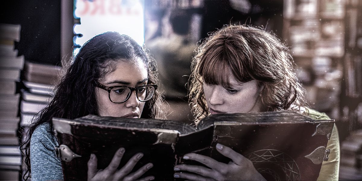 Ŵasungwana ŵaŵiri ŵakuŵazga buku ilo muli nkhani za vyamasalamusi