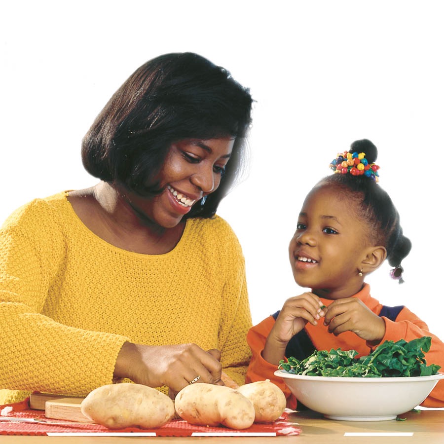 Mama na mwana wake ŵakunozga chakurya
