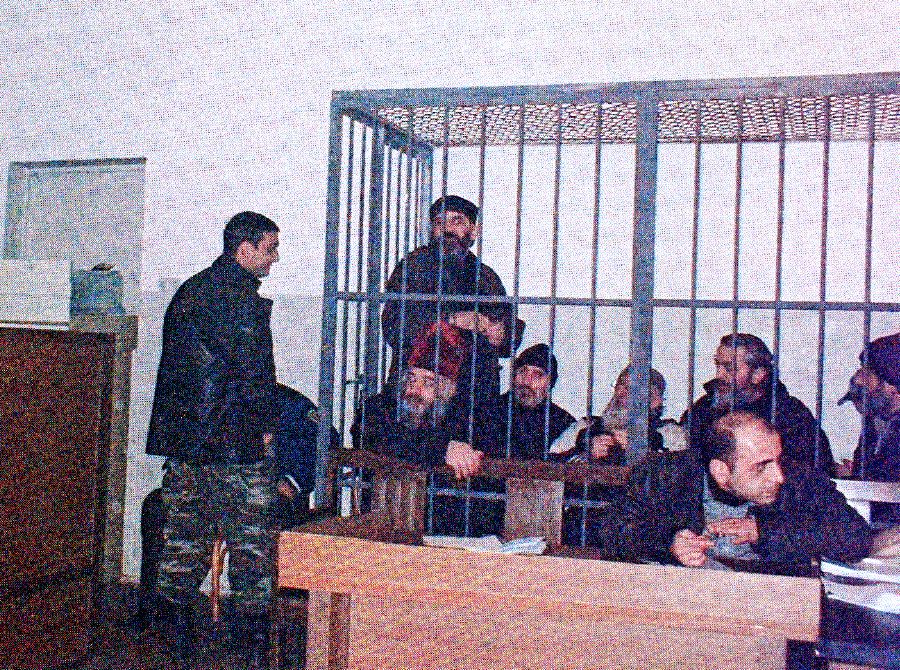 Gulu lankhaza la tchalitchi cha Orthodox na mulongozgi wawo, Vasili Mkalavishvili, ŵakakika