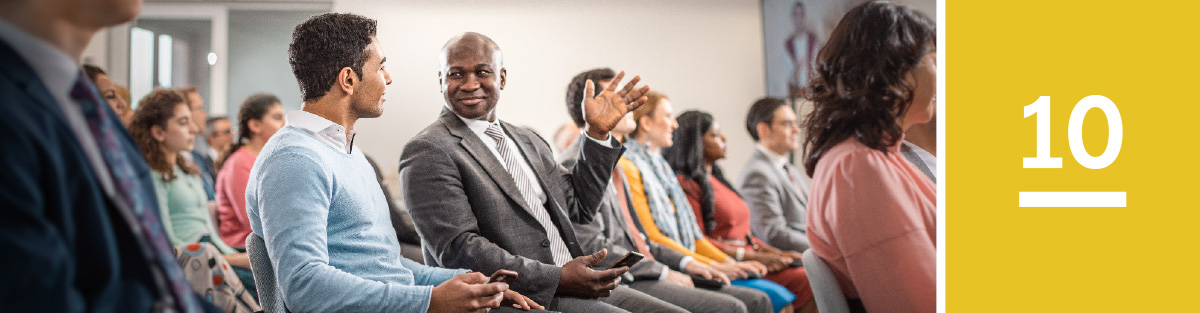 Somo la 10. Mwanamume akiangalia andiko analoonyeshwa kwenye Biblia wakati wa mkutano wa Mashahidi wa Yehova.
