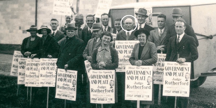 Ta 1939, te oy li Fred McAuley xchiʼuk te oy jtsop testigoetik ti yakal chalbeik skʼoplal li mantal chetʼes li ermano Rutherford ti jaʼ sbi: «Gobierno y paz».