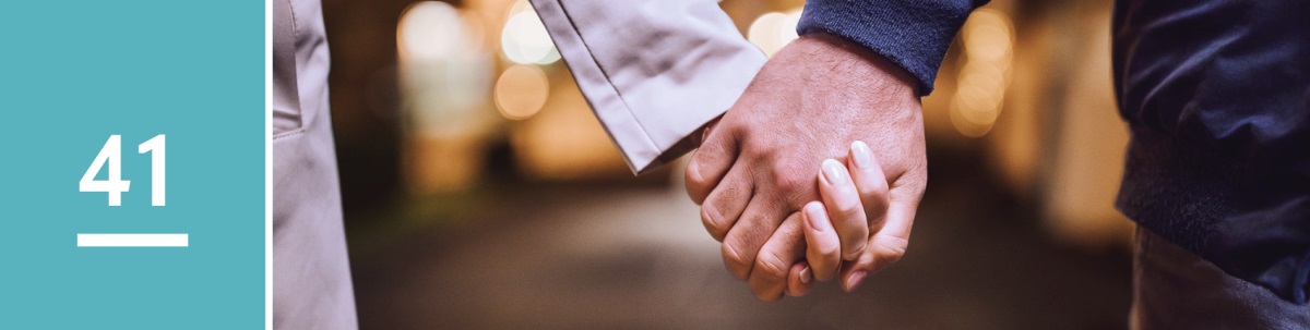 41-‏دە‌رس.‏ بىر ئە‌ر كىشى بىلە‌ن ئايال كىشى قول تۇ‌تۇ‌شۇ‌پ كېتىۋاتىدۇ.‏