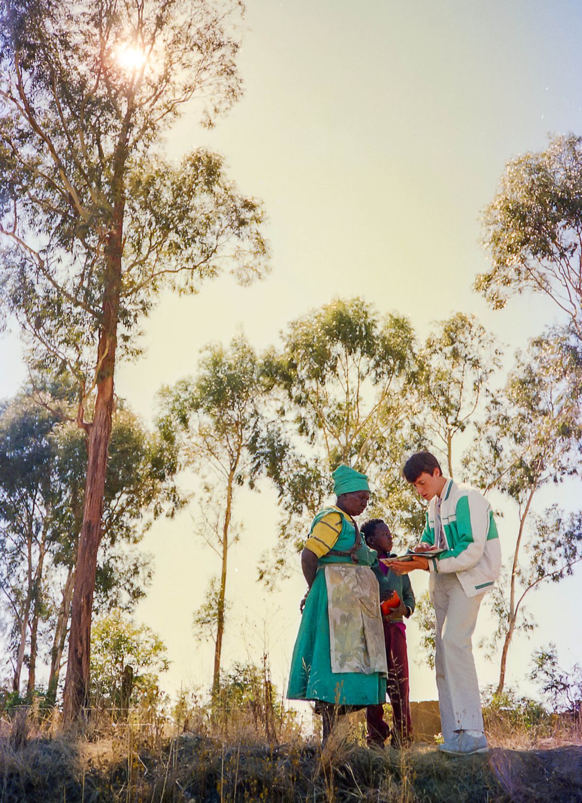 Білошкірий брат свідчить темношкірій жінці та її малому сину в сільській місцевості.