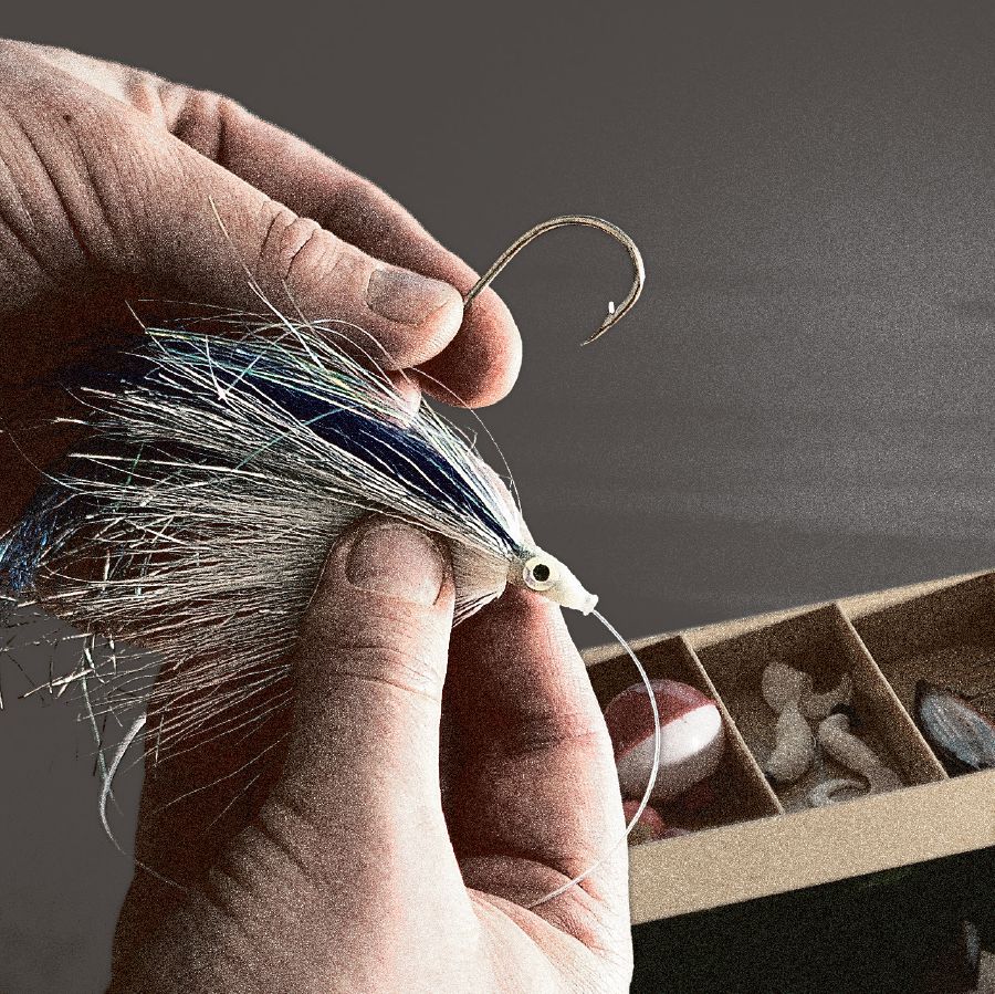 Рибалка наживляє гачок