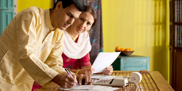 Подружжя уважно складає сімейний бюджет