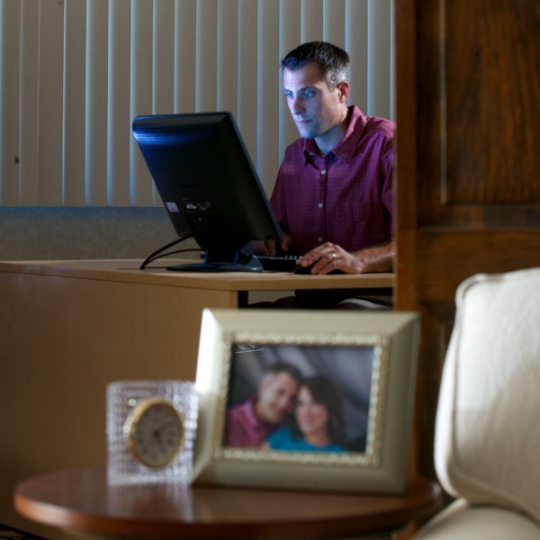 Одружений чоловік переглядає Інтернет вночі