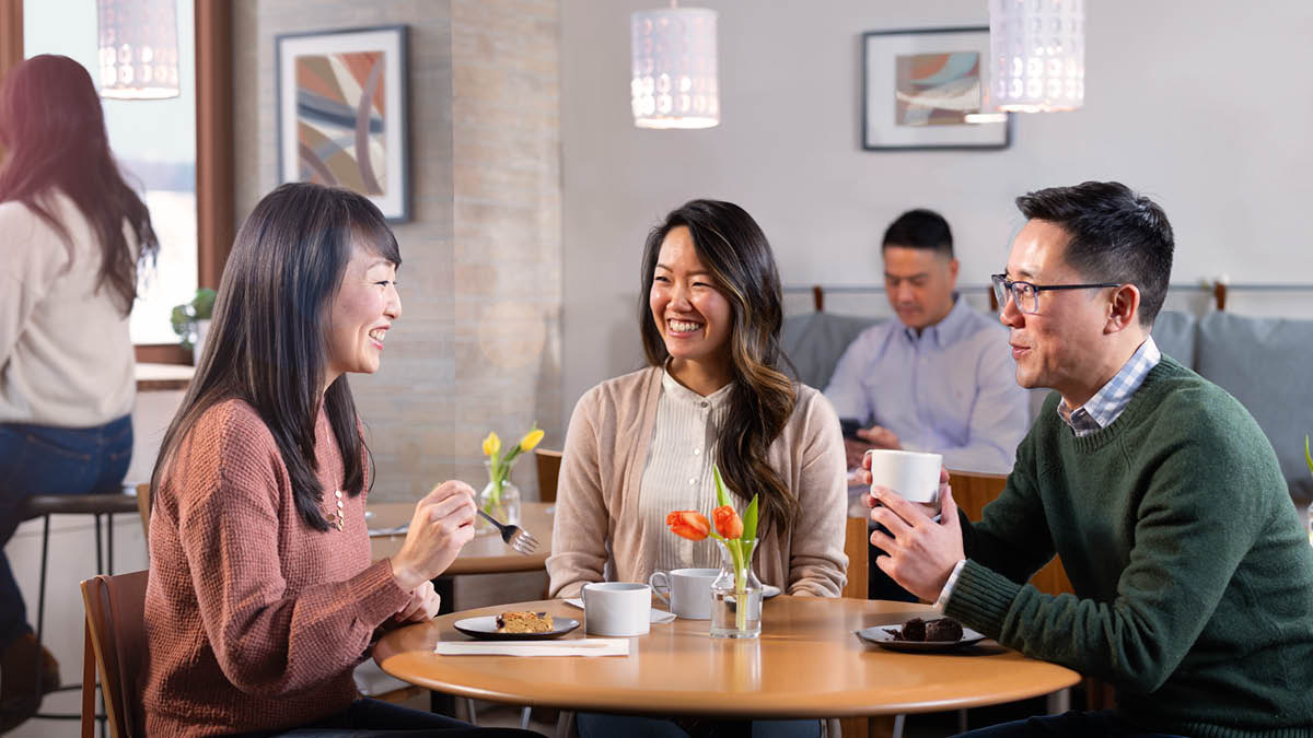 Брат і сестра спілкуються на побаченні