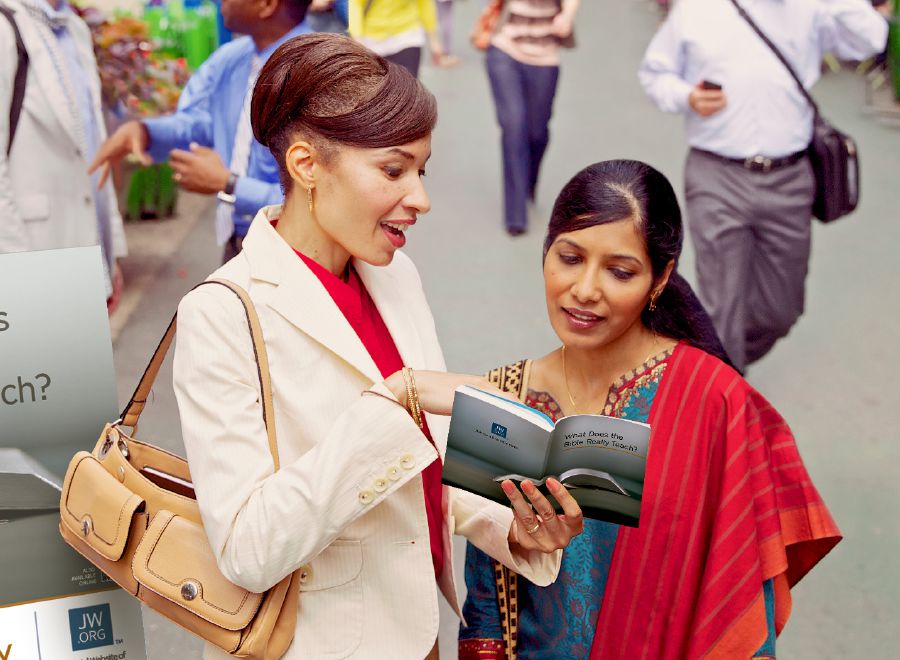 Сестра проповідує на вулиці