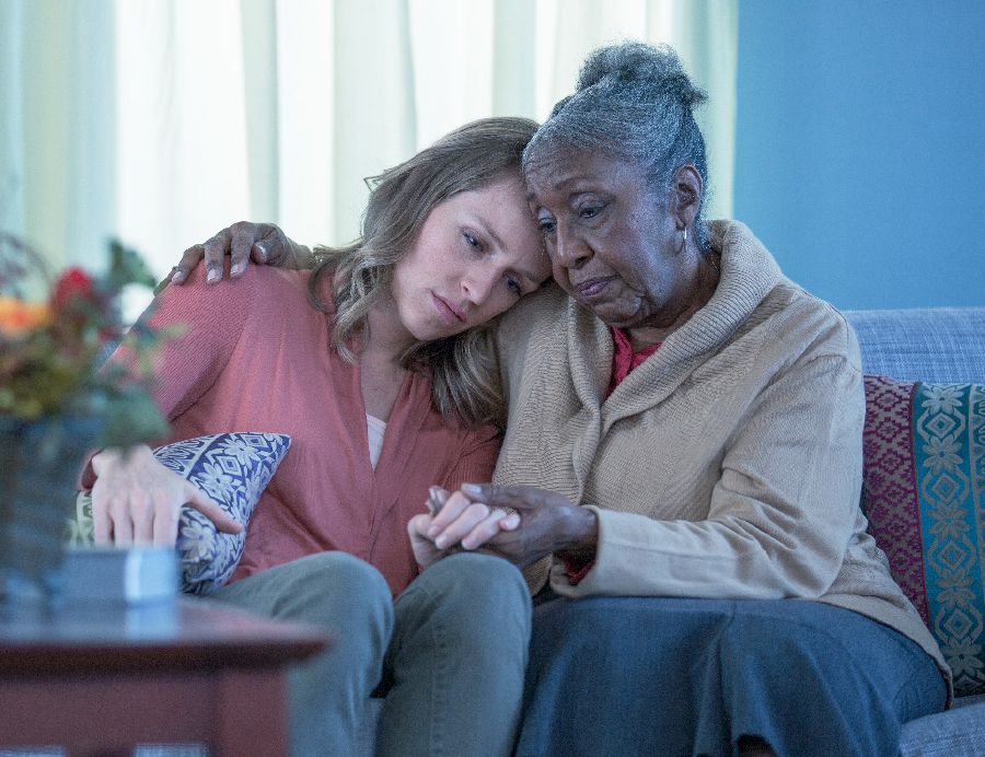 Старша сестра обіймає і потішає молодшу сестру