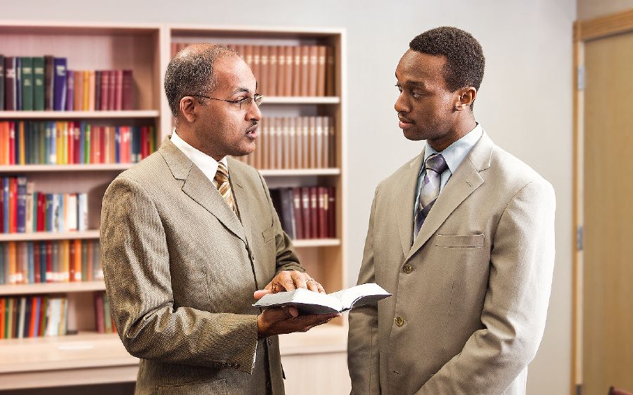 Брат дає іншому пораду