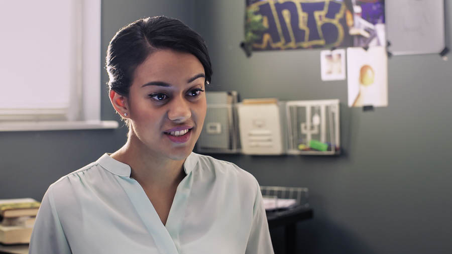 Сцена з відео «Знаходьте радість, вдосконалюючи свої вміння в праці підготовки учнів. Торкайтеся серця». Міла пояснює біблійний вірш.